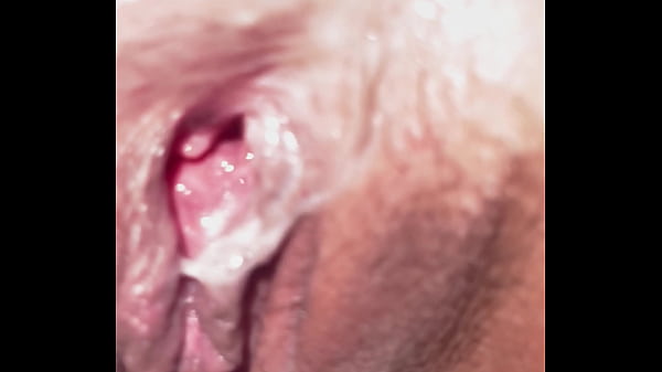 El H juega con mi ano y vagina con un consolador u me deja toda abierta