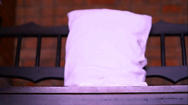 La madrastra y el estudiante se susurraron en la biblioteca.