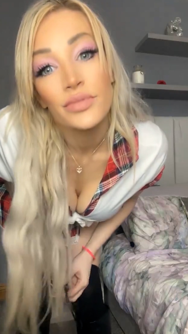 Elise Christie onlyfans masturbating on bed to orgasm